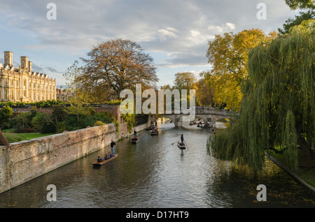 Cambridge - Stechkahn fahren auf dem Fluss Cam in der Nähe von Clare College. Stockfoto