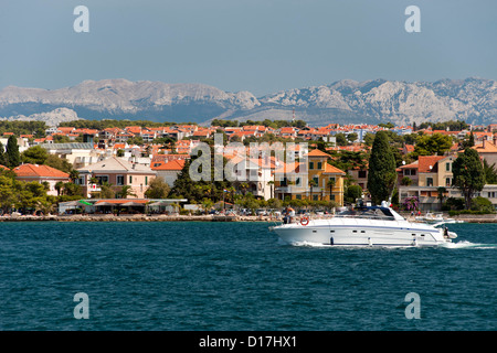 Blick auf die Küste in der Nähe von Zadar auf der Adria-Küste von Kroatien. Stockfoto