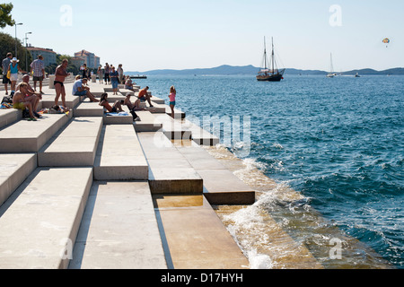 Menschen auf den Stufen des die Meeresorgel in Zadar an der Adriaküste in Kroatien. Stockfoto