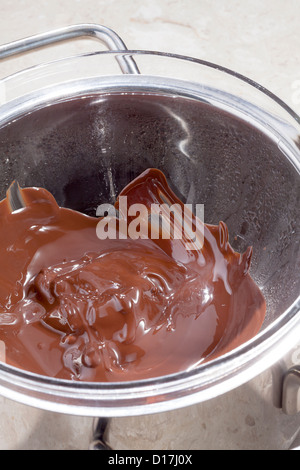 Schokolade schmelzen im Bain Marie Stockfoto