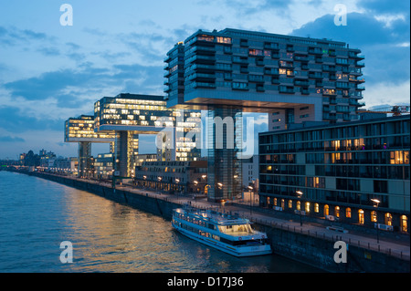 Abends Blick auf modernen Kran-Häuser am Rheinauhafen gemischte Wohn-und Gewerbeimmobilien Entwicklung am Fluss Rhein Köln Stockfoto