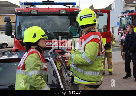 Feuerwehr Ankunft am Unfallort einen simulierten Brand in einem Wohngebäude Turm in Gravesend.Fire Teams stellen ihre Rettung Fähigkeiten auf die Probe am Montag (10 Dezember) Wenn sie an einer Übung auf eines der höchsten Gebäude der Gravesend teilgenommen. Stockfoto