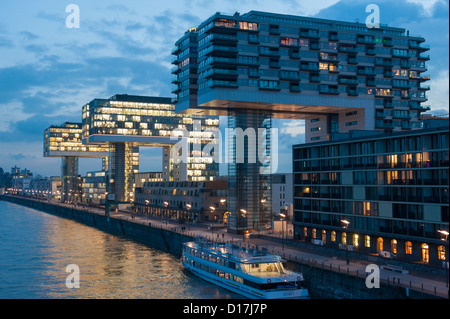 Abends Blick auf modernen Kran-Häuser am Rheinauhafen gemischte Wohn-und Gewerbeimmobilien Entwicklung am Fluss Rhein Köln Stockfoto