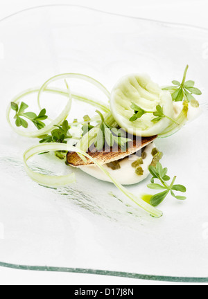 Platte mit Fisch mit Kräutern Stockfoto