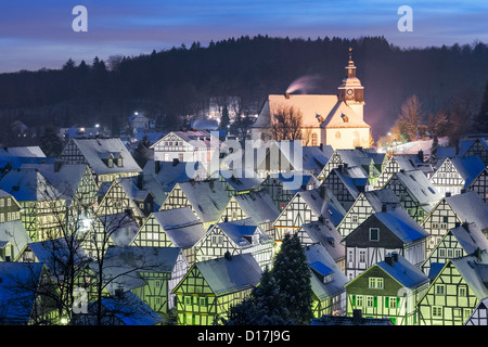 Nachtansicht der Winter von Schnee bedeckt alte Häuser in Freudenberg Siegerland Deutschland Stockfoto