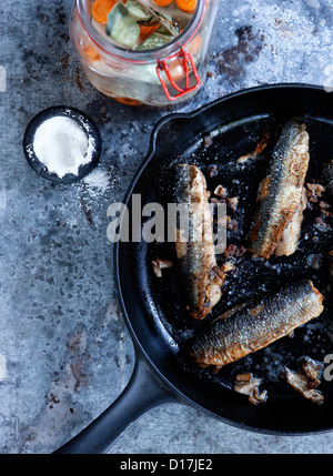 Pfanne mit gebratenem Fisch Stockfoto