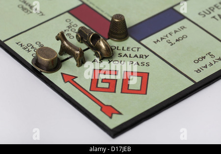 Spielfiguren bereiten Sie sich auf eine traditionelle englische Ausgabe des beliebten Brettspiels Monopoly. Stockfoto