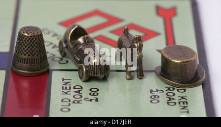 Spielfiguren bereiten Sie sich auf eine traditionelle englische Ausgabe des beliebten Brettspiels Monopoly. Stockfoto