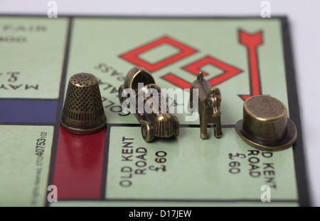 Spielfiguren bereiten Sie sich auf eine traditionelle englische Ausgabe des beliebten Brettspiels Monopoly. Stockfoto