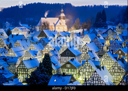 Winteransicht von verschneiten alten Häusern in Freudenberg, Siegerland Deutschland Stockfoto