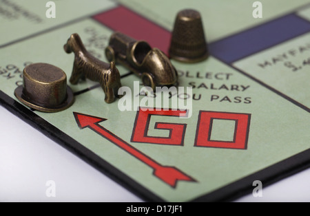 Spielfiguren bereiten Sie sich auf eine traditionelle englische Ausgabe des beliebten Brettspiels Monopoly. Stockfoto