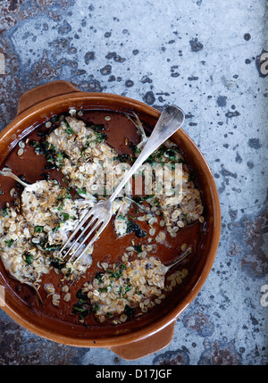 Platte mit Fisch mit Haferflocken und Kräutern Stockfoto