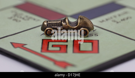 Ein Auto das Monopoly-Brett Stück auf dem Go Platz Spieler. Stockfoto