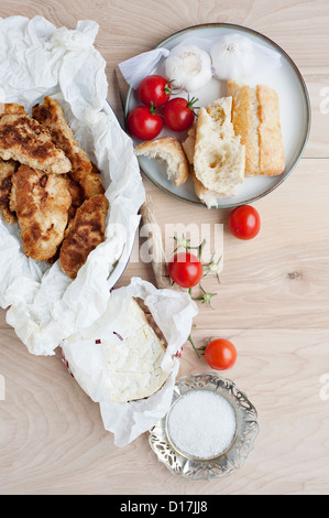 Schüssel mit Brot mit Tomaten und Käse Stockfoto