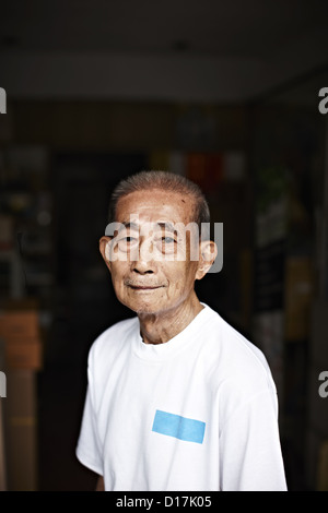 Älterer Mann stehend in Tür Stockfoto