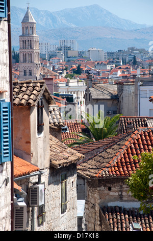 Blick über die Dächer in der Stadt Split an der kroatischen Adria Küste. Stockfoto