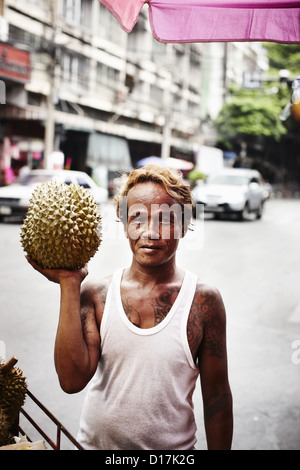 Mann mit Durian Obst auf Straße Stockfoto