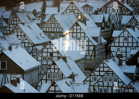 Winter-Blick auf Schnee bedeckt alte Häuser in Freudenberg Siegerland Deutschland Stockfoto