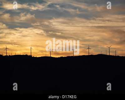 Italien, Kampanien, Salerno, Landschaft, äolisch Energie Turbinen bei Sonnenuntergang Stockfoto