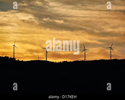 Italien, Kampanien, Salerno, Landschaft, äolisch Energie Turbinen bei Sonnenuntergang Stockfoto