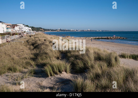 Sandbanks Strand mit Dünen und Gräser, die Bucht von Poole, Dorset, England, UK. Europa Stockfoto