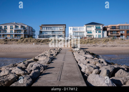 Sandbänke, Strand, Luxus und Strandhütten, weite Aussicht von Groyne, Poole, Dorset, England, UK. Europa Stockfoto