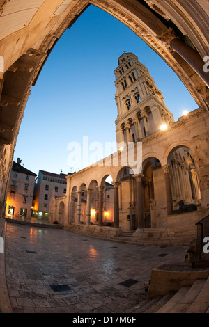 Hof / Säulenhalle des Diokletian Palast und Turm der Kathedrale von St. Domnius in der Stadt Split in Kroatien. Stockfoto