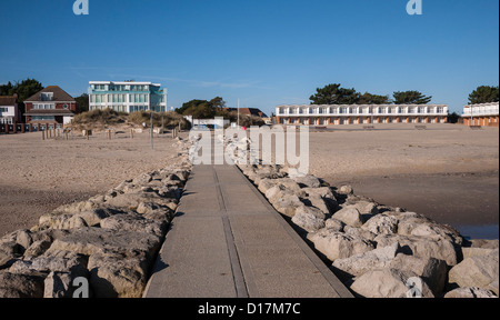 Sandbänke, Strand, Luxus und Strandhütten, weite Aussicht von Groyne, Poole, Dorset, England, UK. Europa Stockfoto