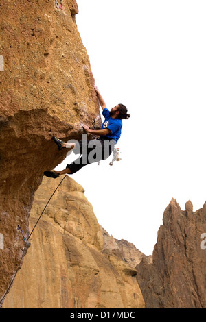 OR00592-00... OREGON - Kletterer Ben O'connell aufsteigende Überhang auf Kettenreaktion Kletterroute im Smith Felsen State Park. Stockfoto