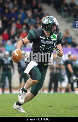 Wien, Österreich - März 31 WR Thomas Haider (#13 Drachen) läuft mit dem Ball am 31. März 2012 in Wien, Österreich. Stockfoto