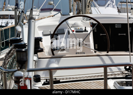 Italien, Toskana, Viareggio, Segelboot, Lenkrad Stockfoto
