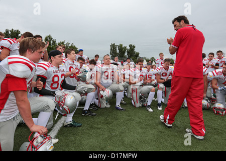 Wien, Österreich - Juni 9 Trainer Horst Obermayer spricht mit seinem Team in der Huddle auf 9. Juni 2012 in Wien, Österreich. Stockfoto