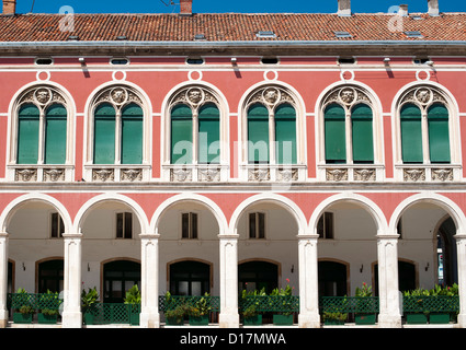 Bögen und Fassade des Prokurative (aka Platz der Republik), ein Platz in der Stadt Split an der kroatischen Adria Küste. Stockfoto