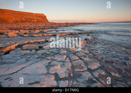 Nash-Punkt auf der Glamorgan Heritage Coast, Wales, Vereinigtes Königreich, bei Sonnenuntergang. Stockfoto