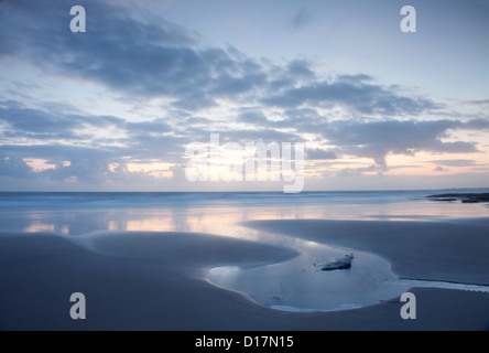 Dunraven Bay auf der Glamorgan Heritage Coast, Wales, Vereinigtes Königreich, in der Dämmerung. Stockfoto