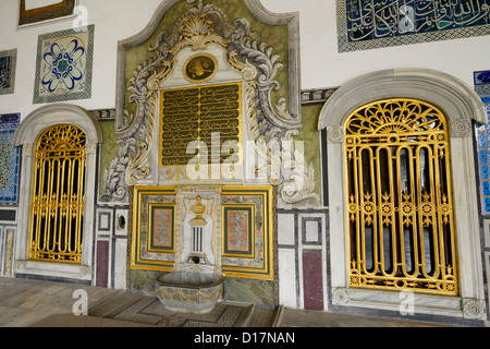 Vergoldete Fenster und Brunnen außerhalb der Pavillon der seligen Mantel Topkapi Palast Istanbul Türkei Stockfoto