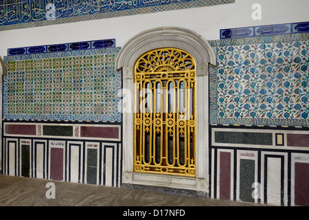 Fenster und Fliesen außerhalb des Pavillons der selige Mantel Topkapi Palast Istanbul Türkei Stockfoto