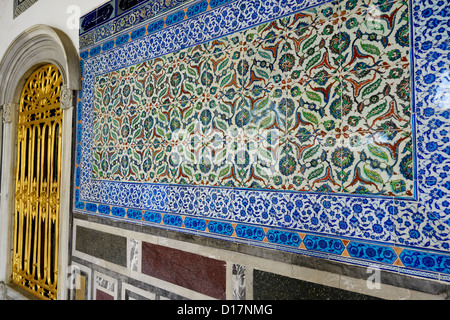 Kunstvolle Kacheln und vergoldetes Fenster außerhalb des Plenarsaals der selige Mantel Topkapi Palast Istanbul Türkei Stockfoto