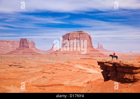Einsamer Reiter John Fords Point, Merrick Butte, Monument Valley Navajo Tribal Park, Arizona, USA Stockfoto