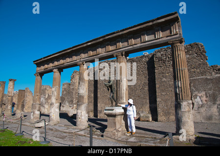 Touristischen posiert neben einer Statue Pompeji der römischen Stadt begraben in der Lava in der Nähe von Neapel in La Campania Region Italien Südeuropa Stockfoto