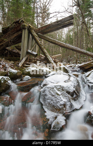 Verfallende Holzbrücke entlang der verlassenen Mt Washington Zweig der Boston and Maine Railroad in den White Mountains, NH Stockfoto