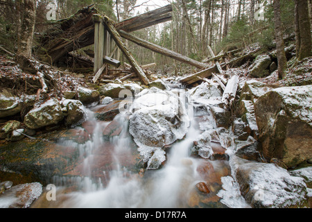 Verfallende Holzbrücke entlang der verlassenen Mt Washington Zweig der Boston and Maine Railroad in den White Mountains, NH Stockfoto