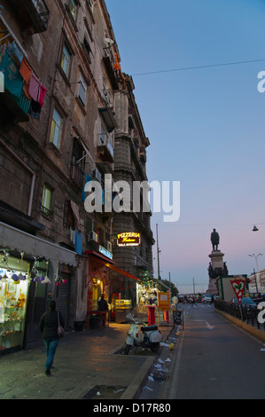 Über Mancini Straße vor Piazza Garibaldi Platz bei Nacht Forcella Bezirk Neapel Stadt La Campania Region Süditaliens Stockfoto