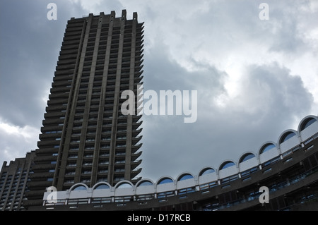 Ein Turm der Barbican Estate, eine Wohnanlage, in der City of London. Stockfoto