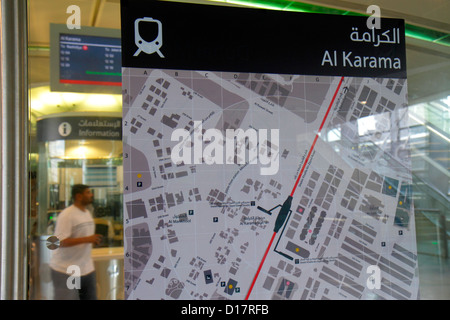 Dubai VAE, Vereinigte Arabische Emirate, Bur Dubai, U-Bahn-Station Al Karama, Rote Linie, U-Bahn, Zug, Zug, Schild, Karte, Englisch, Arabisch, Sprache, zweisprachig, UAE121013026 Stockfoto