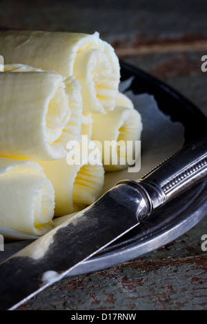 Butter rollt auf Einstellung, Vintage Holz rustikal dunkel Stockfoto