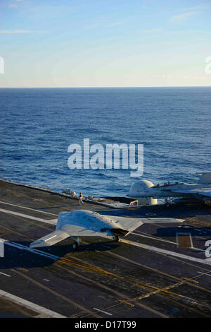 X-47 b Unmanned Combat Air System rollt auf dem Flugdeck des Flugzeugträgers USS Harry S. Truman im Gange 9. Dezember 2012 im Atlantischen Ozean. Die Truman ist der erste Flugzeugträger, Host-Testbetrieb für eine unbemannte Flugzeuge. Stockfoto