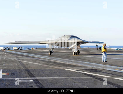 X-47 b Unmanned Combat Air System rollt auf dem Flugdeck des Flugzeugträgers USS Harry S. Truman im Gange 9. Dezember 2012 im Atlantischen Ozean. Die Truman ist der erste Flugzeugträger, Host-Testbetrieb für eine unbemannte Flugzeuge. Stockfoto