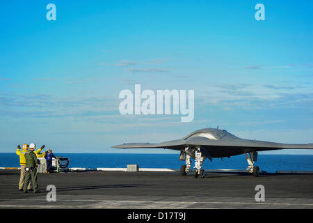 X-47 b Unmanned Combat Air System rollt auf dem Flugdeck des Flugzeugträgers USS Harry S. Truman im Gange 9. Dezember 2012 im Atlantischen Ozean. Die Truman ist der erste Flugzeugträger, Host-Testbetrieb für eine unbemannte Flugzeuge. Stockfoto