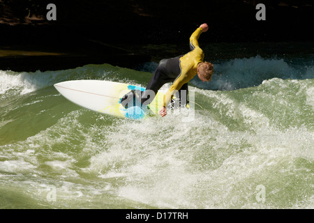 Surfer Surfen die stationäre Welle im Eisbach Kanal befindet sich in Englischer Garten park Stockfoto